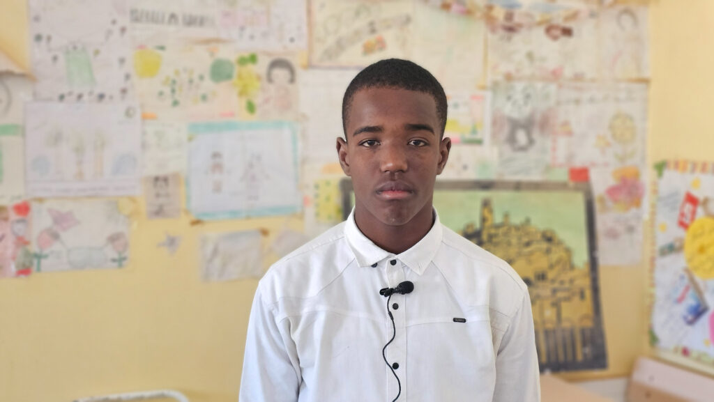 12 نوفمبر (غات) ليبيا. شهيد محمد بشير، طالب يبلغ من العمر 14 عامًا في فصل برنامج المهارات الحياتية في غات، ليبيا. الصورة: عبد الله حسين/ يونيسف ليبيا